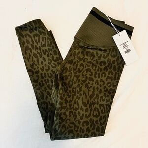 ‼️NWT‼️ avocado Leopard Stripe V-Back 7/8 Leggings